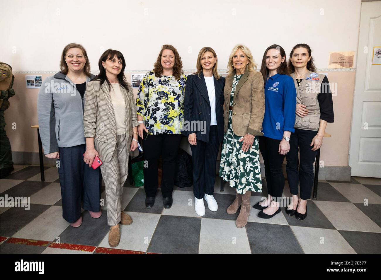 Uzhhorod, Ucraina. 08 maggio 2022. Gli Stati Uniti First Lady Jill Biden, e l'Ucraina First Lady Olena Zelenska, centro, pongono durante una visita ad un centro di sfollati interni, il 8 maggio 2022 a Uzhhorod, Ucraina. Credit: Ukraine Presidency/Ukraine Presidency/Alamy Live News Foto Stock