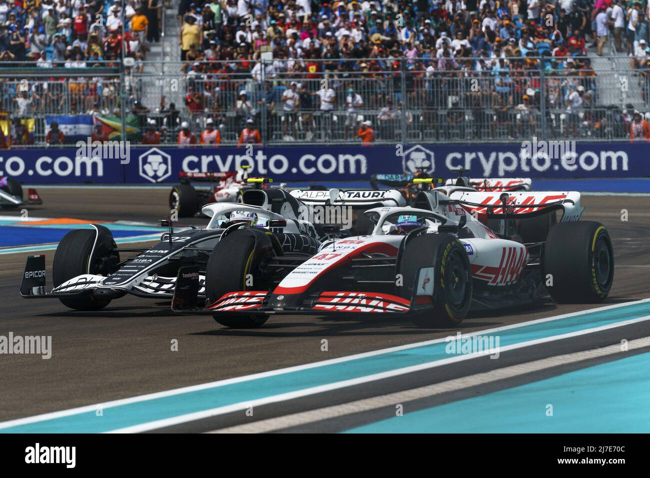 Miami Gardens, Florida, 8 maggio 2022. Il pilota giapponese di Formula uno Yuki Tsunoda della Scuderia AlphaTauri e il pilota tedesco di Formula uno Mick Schumacher della Haas F1 Team in azione durante la Formula uno Grand Prix​ di Miami all'Autodromo Internazionale di Miami Gardens, Florida, domenica 8 maggio 2022. Leclerc è arrivato al secondo posto. Foto di Greg Nash/UPI Foto Stock