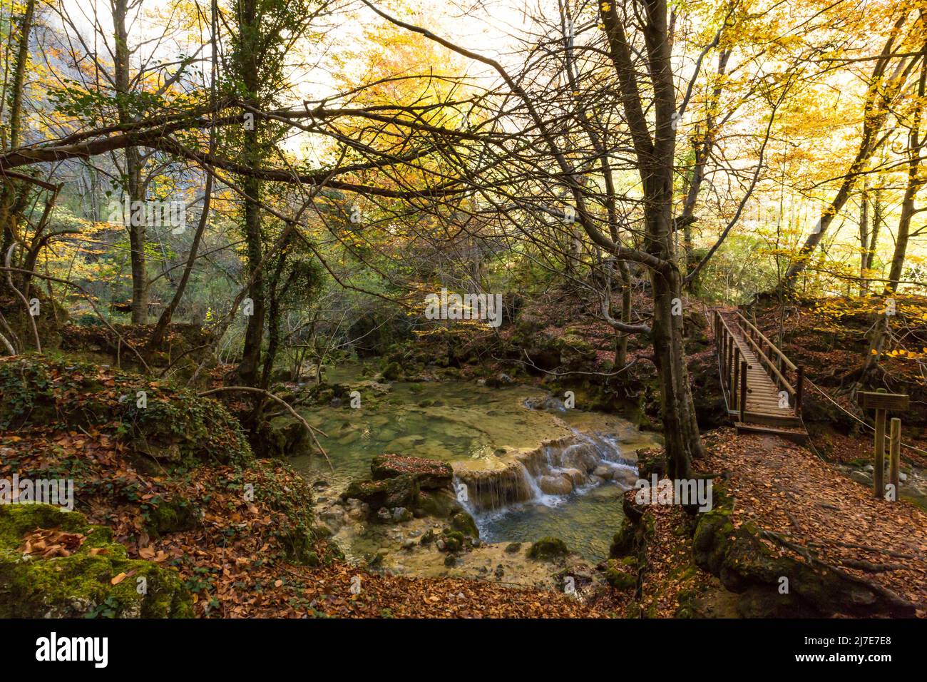 Paesaggio autunnale nella catena montuosa di Urbasa, nascita del fiume Urederra. Navarra, Spagna Foto Stock