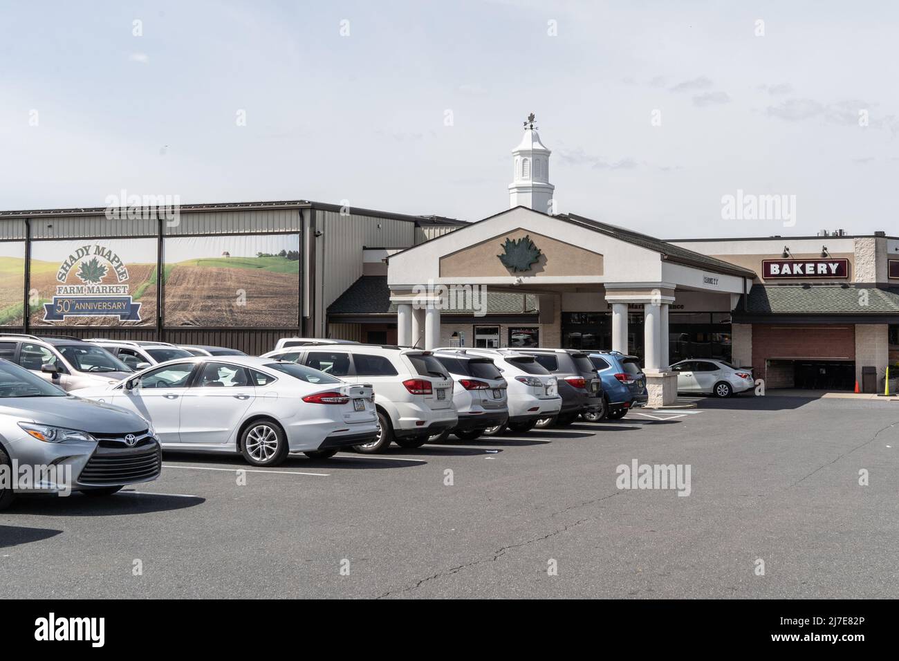 East Earl, Pennsylvania-5 maggio 2022: Shady Maple Farm Market nella contea di Lancaster, è un mercato a conduzione familiare che vende generi alimentari anche come tradizione Foto Stock