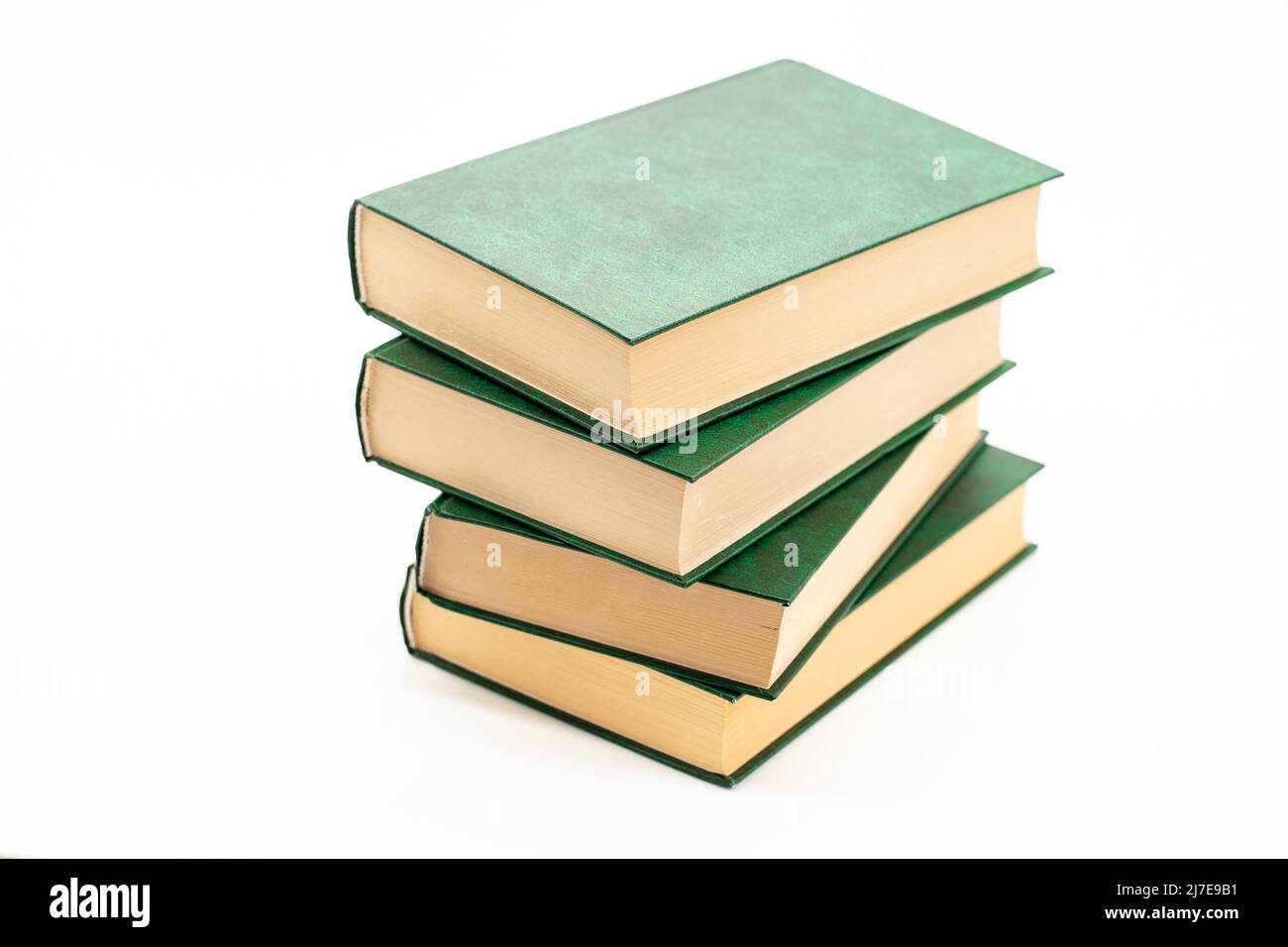 I libri si impilano con copertine verdi su sfondo bianco.lettura di libri. Conoscenza Concept.Reading ed educazione. Letteratura e lettura Foto Stock