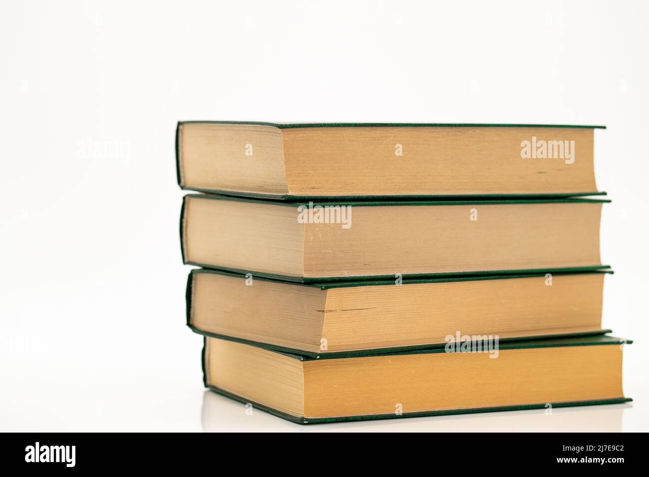 Libri con copertine verdi su sfondo bianco.lettura di libri. Conoscenza Concept.Reading ed educazione. Letteratura e lettura Foto Stock