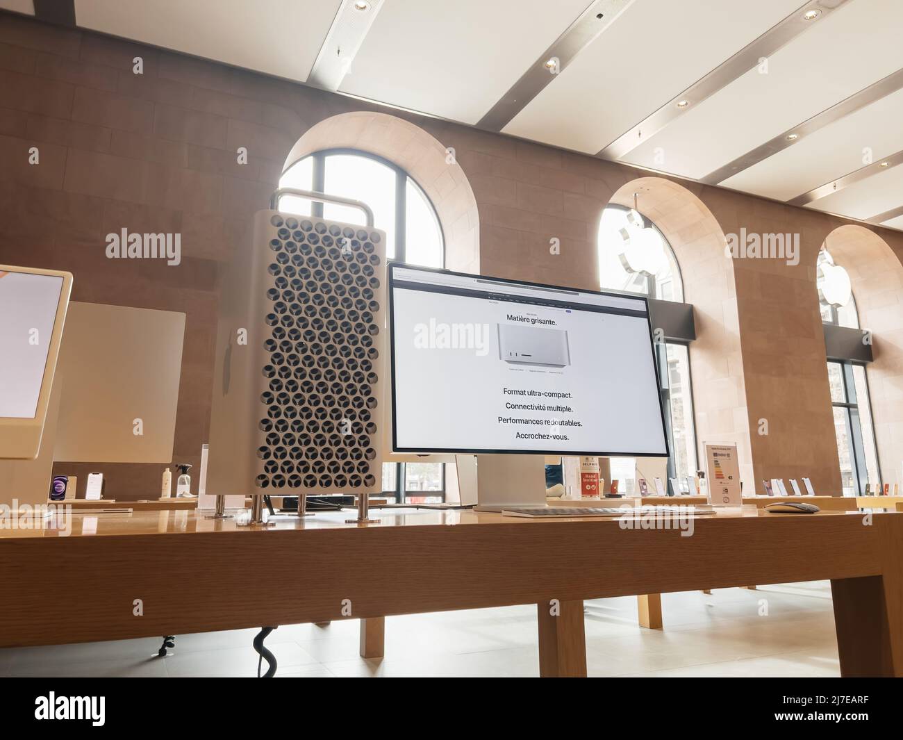 Parigi, Francia - 18 marzo 2022: Vista laterale della nuova workstation Mac Pro Apple Computers con CPU Intel Xeon e XDR Cinema Display presso il negozio di punta Apple Inc Foto Stock
