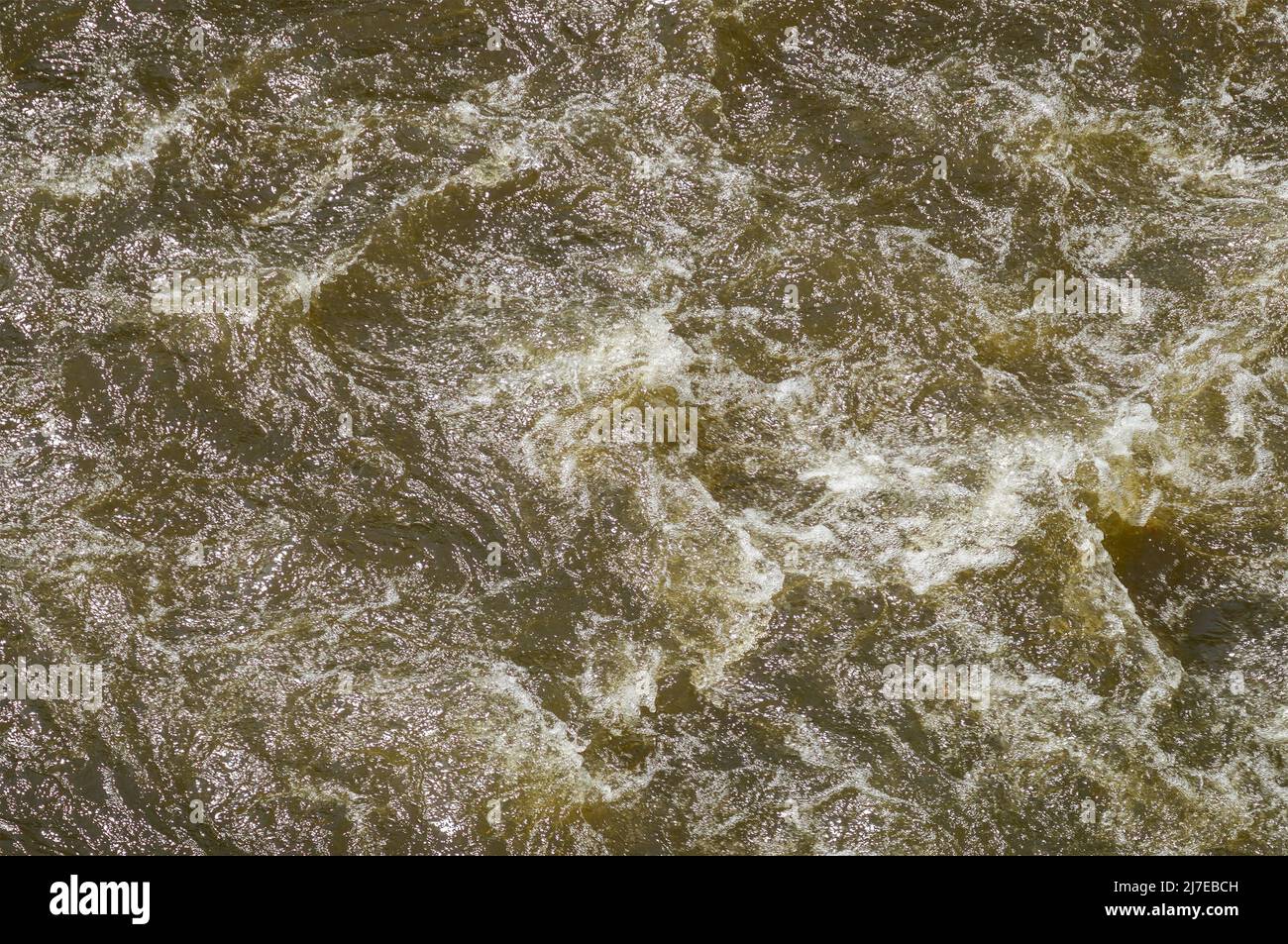 La forte corrente d'acqua dorata del Rio dos Mortos vide dall'alto a Tiradentes, Minas Gerais - Brasile. Foto Stock