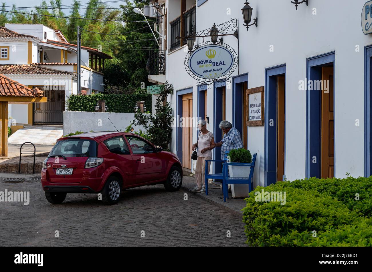 Facciata e ingresso del negozio di mobili in vero stile rustico, un piccolo business locale situato in via Antonio Teixeira Carvalho, vicino al centro storico. Foto Stock