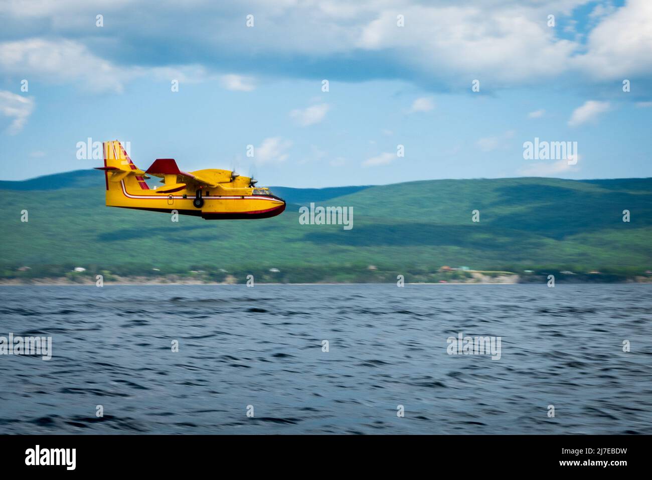 Bomber ad acqua Canadair in azione Foto Stock
