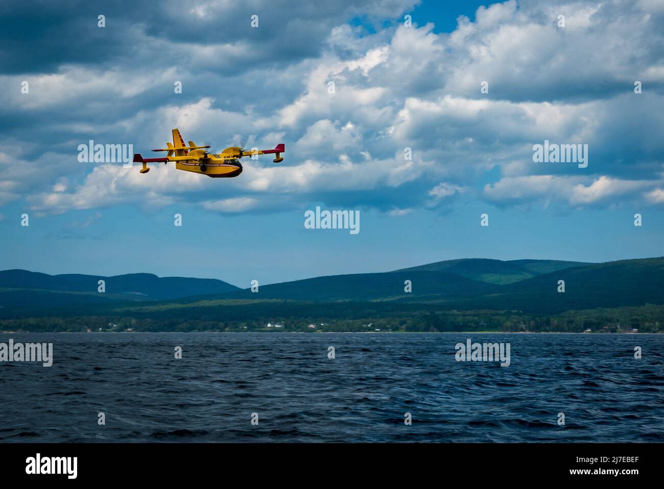 Bomber ad acqua Canadair in azione Foto Stock