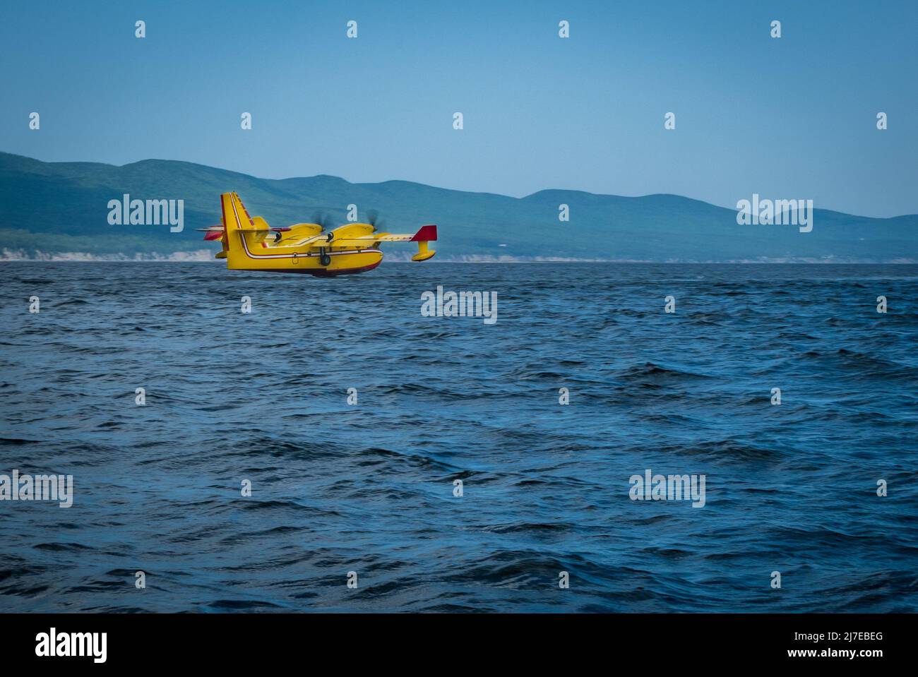 Bomber ad acqua Canadair in azione Foto Stock