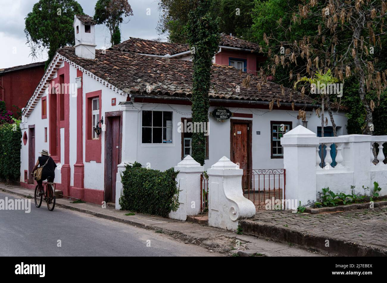 Vista della piccola casa coloniale di Recanto de Minas inn situato in via Inconfidentes. Edificio situato vicino al centro storico di Tiradentes. Foto Stock