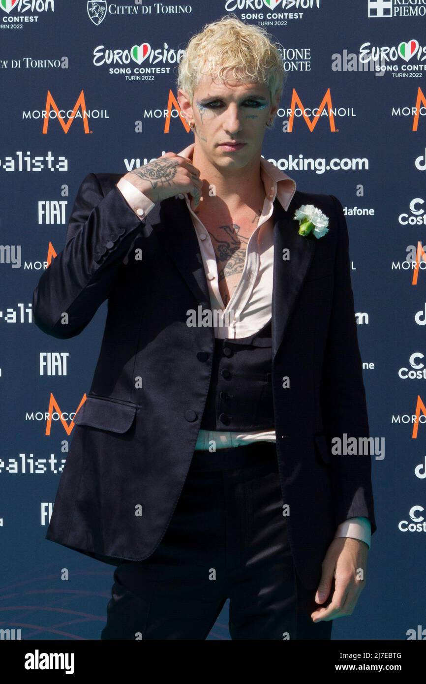 Torino, Italia. 08th maggio 2022. La cantante italiana Achille Lauro sul tappeto Turchese del Concorso di canzoni di Eurovisione Foto Stock