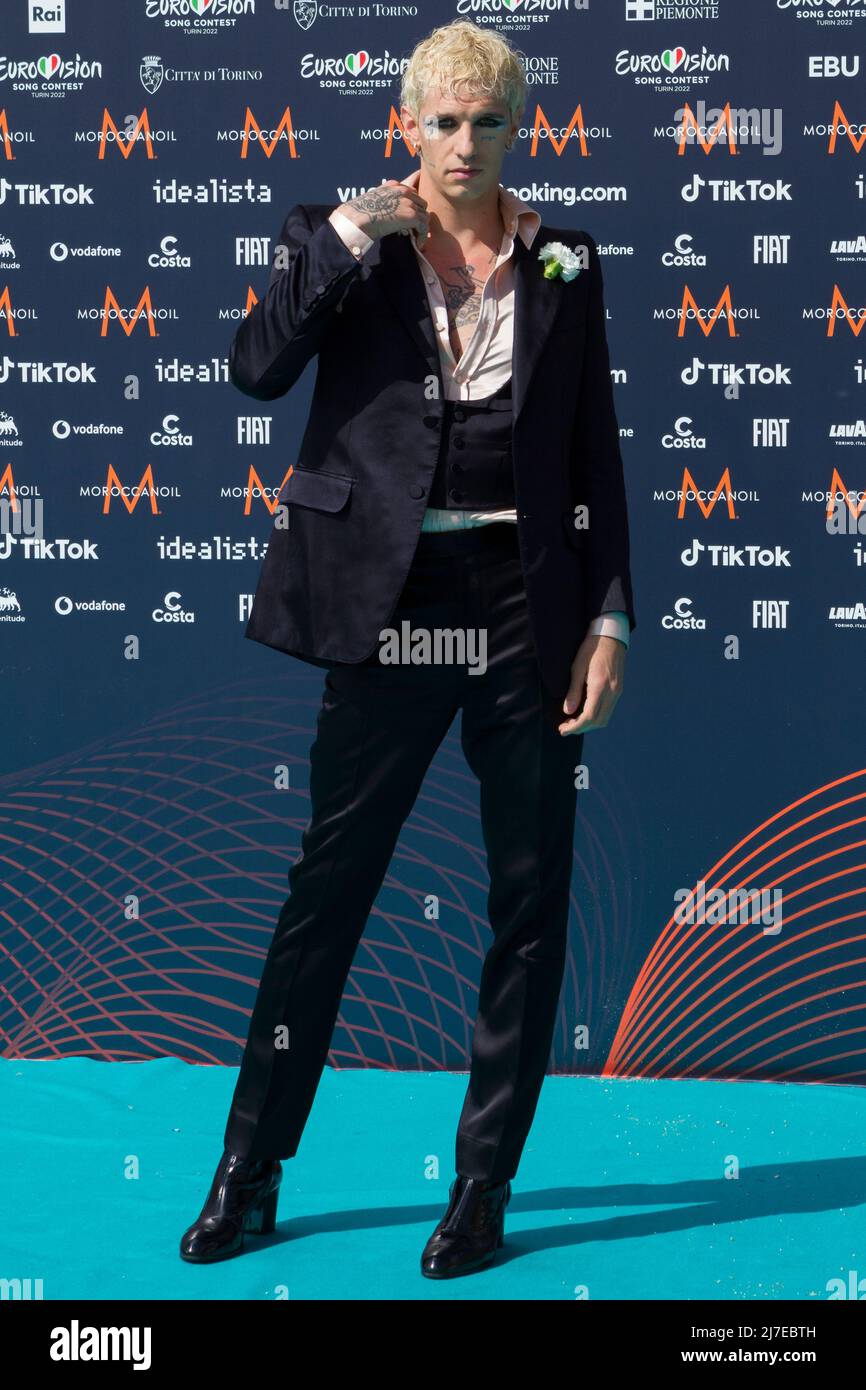 Torino, Italia. 08th maggio 2022. La cantante italiana Achille Lauro sul tappeto Turchese del Concorso di canzoni di Eurovisione Foto Stock