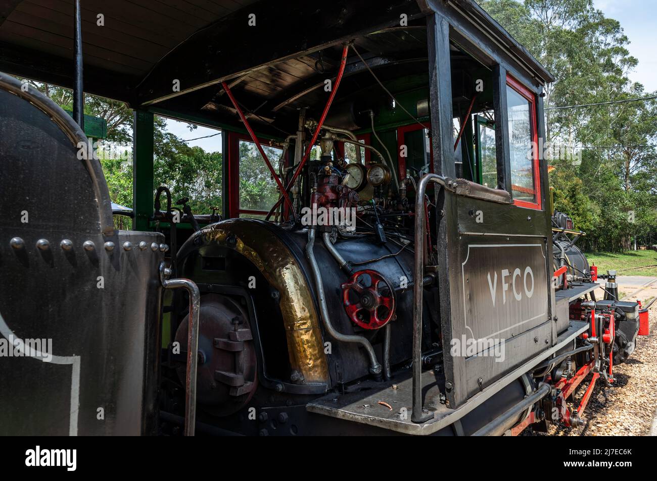 Ampio scatto della locomotiva Baldwin opere n. 38050 valvole interne cabina e manometri mentre si ferma alla stazione ferroviaria di Tiradentes. Foto Stock