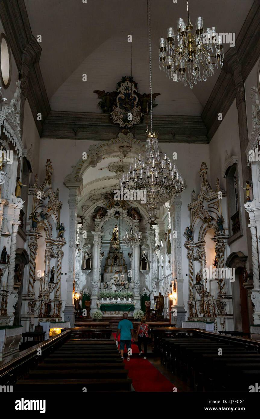 Veduta interna della parrocchia di Nossa Senhora do Carmo con molte immagini religiose intorno e di fronte all'altare. Chiesa situata nel centro storico. Foto Stock