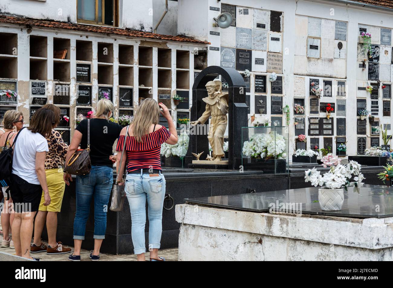 I turisti che visitano la tomba di Tancredo Neves, un defunto presidente del Brasile sepolto nel cimitero della chiesa di Sao Francisco de Assis. Foto Stock
