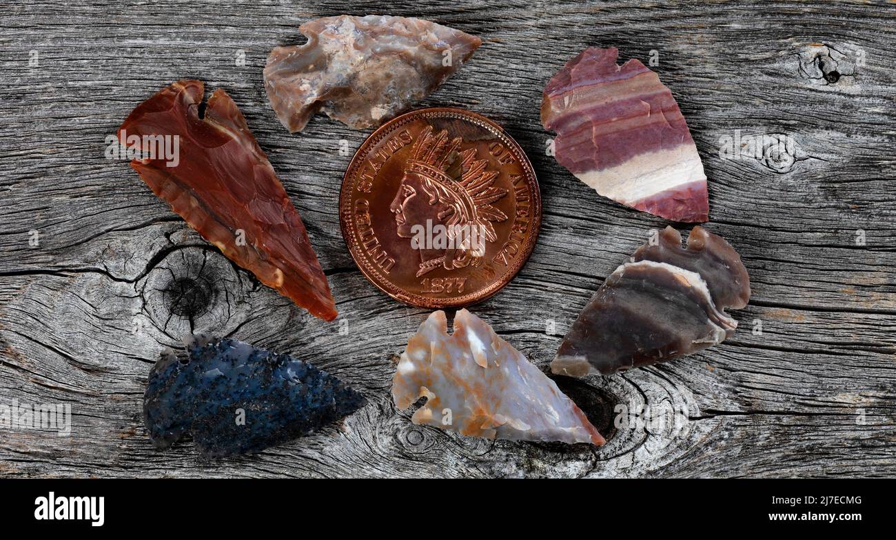 Frecce americane di selce sulla superficie rustica in legno per un concetto vintage Foto Stock