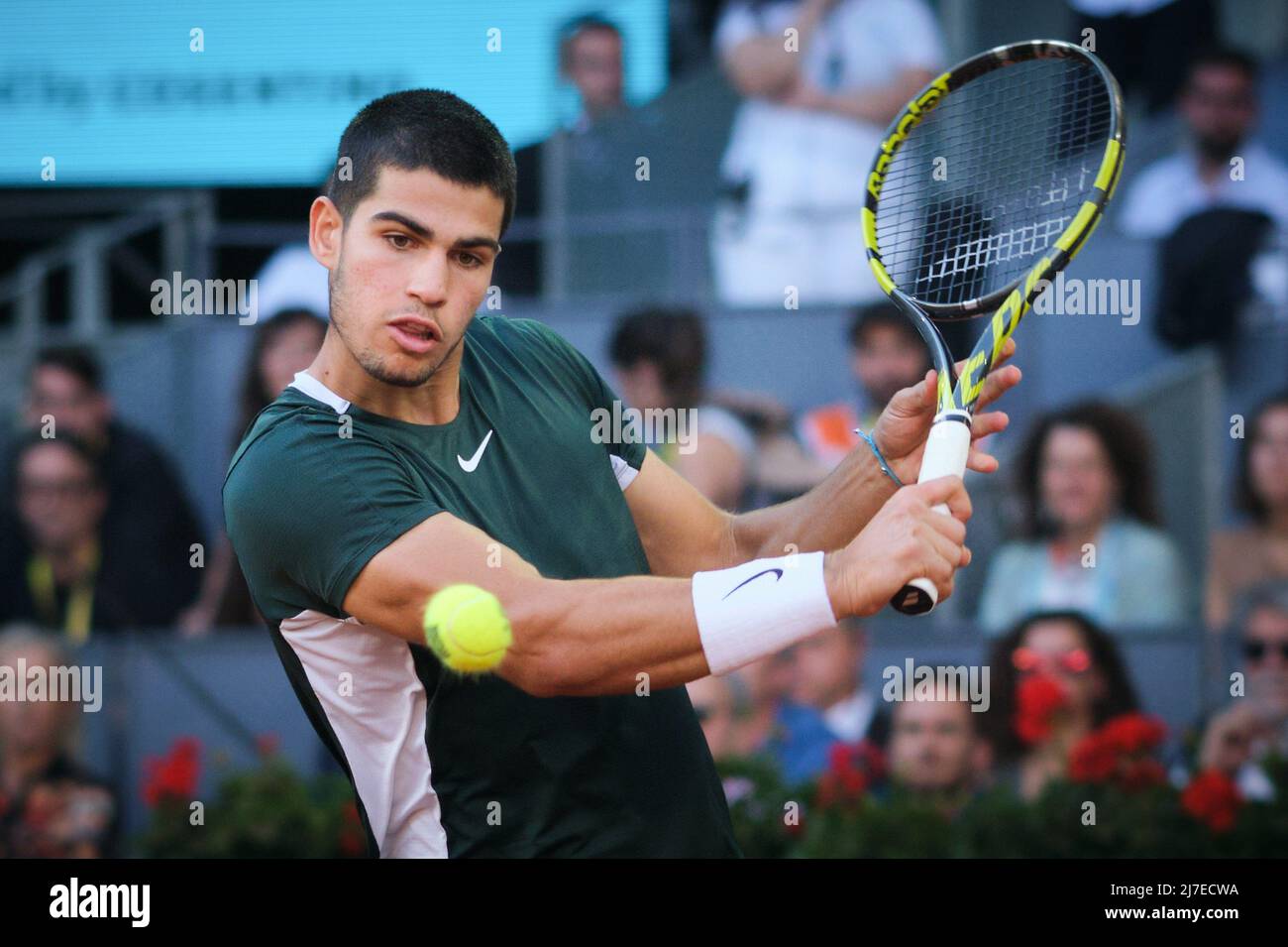 MADRID, 9 maggio 2022 (Xinhua) -- Carlos Alcaraz di Spagna colpisce un ritorno durante la finale maschile singles contro Alexander Zverev di Germania al Madrid Open di Madrid, Spagna, 8 maggio 2022. (Xinhua/Meng Dingbo) Foto Stock