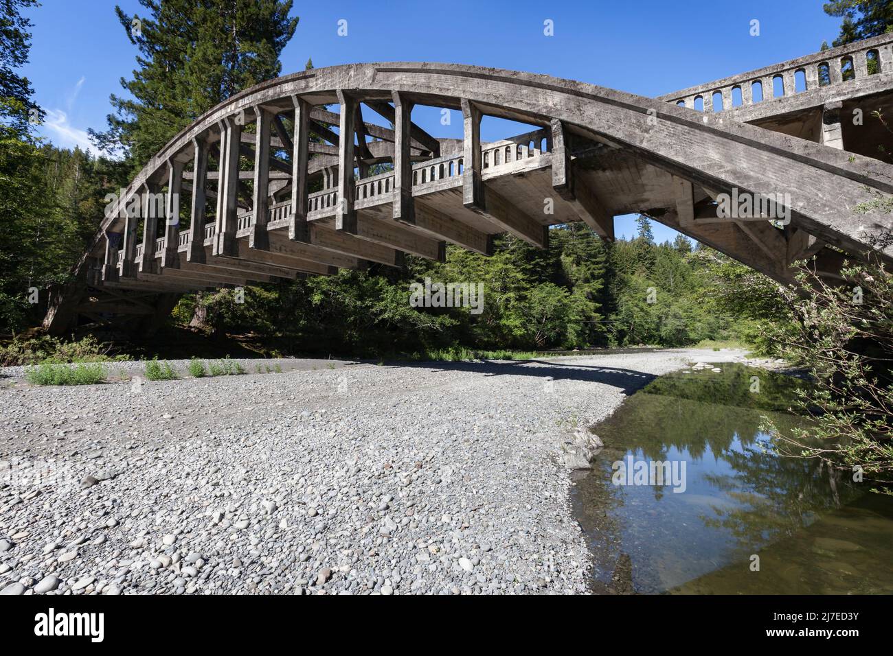 Il ponte ad arco legato abbandonato attraversa il fiume Van Duzen, colpito dalla siccità, lungo l'autostrada statale 36 nella California settentrionale. Foto Stock