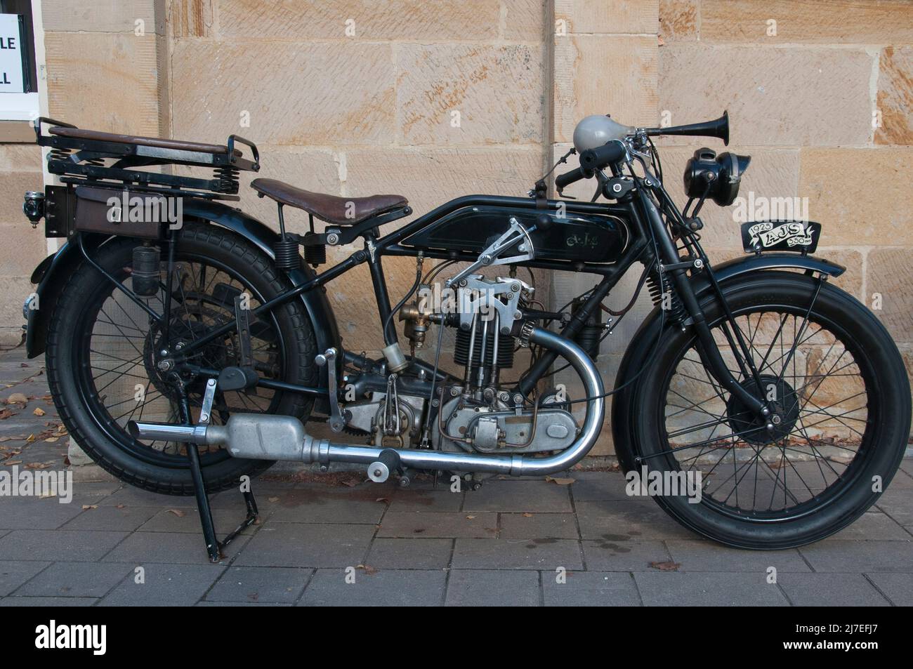 Storica motocicletta britannica AJS in mostra a Richmond, Tasmania, Australia Foto Stock