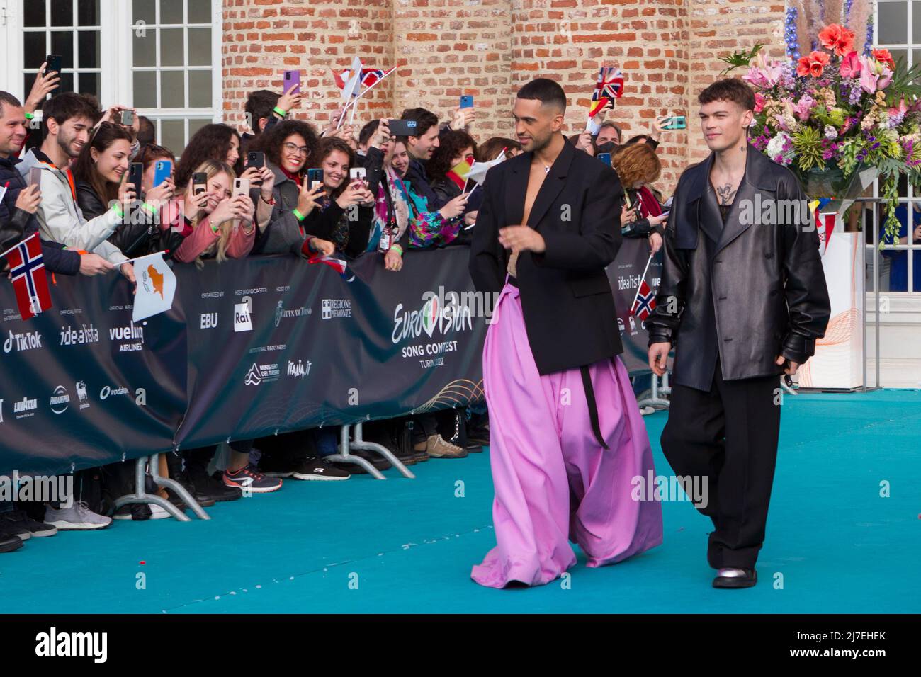 Torino, Italia. 08th maggio 2022. I cantanti italiani Mahmood (a sinistra) e BLANCO (a destra) arrivano all'evento di apertura di Eurovisione Song ContestCREDIT: Marco Destefanis / Alamy live news Foto Stock