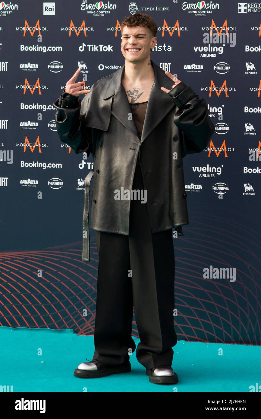 Torino, Italia. 08th maggio 2022. Il cantante italiano BLANCO sul tappeto Turquoise di Eurovision Song Contest Credit: Marco Destefanis/Alamy Live News Foto Stock