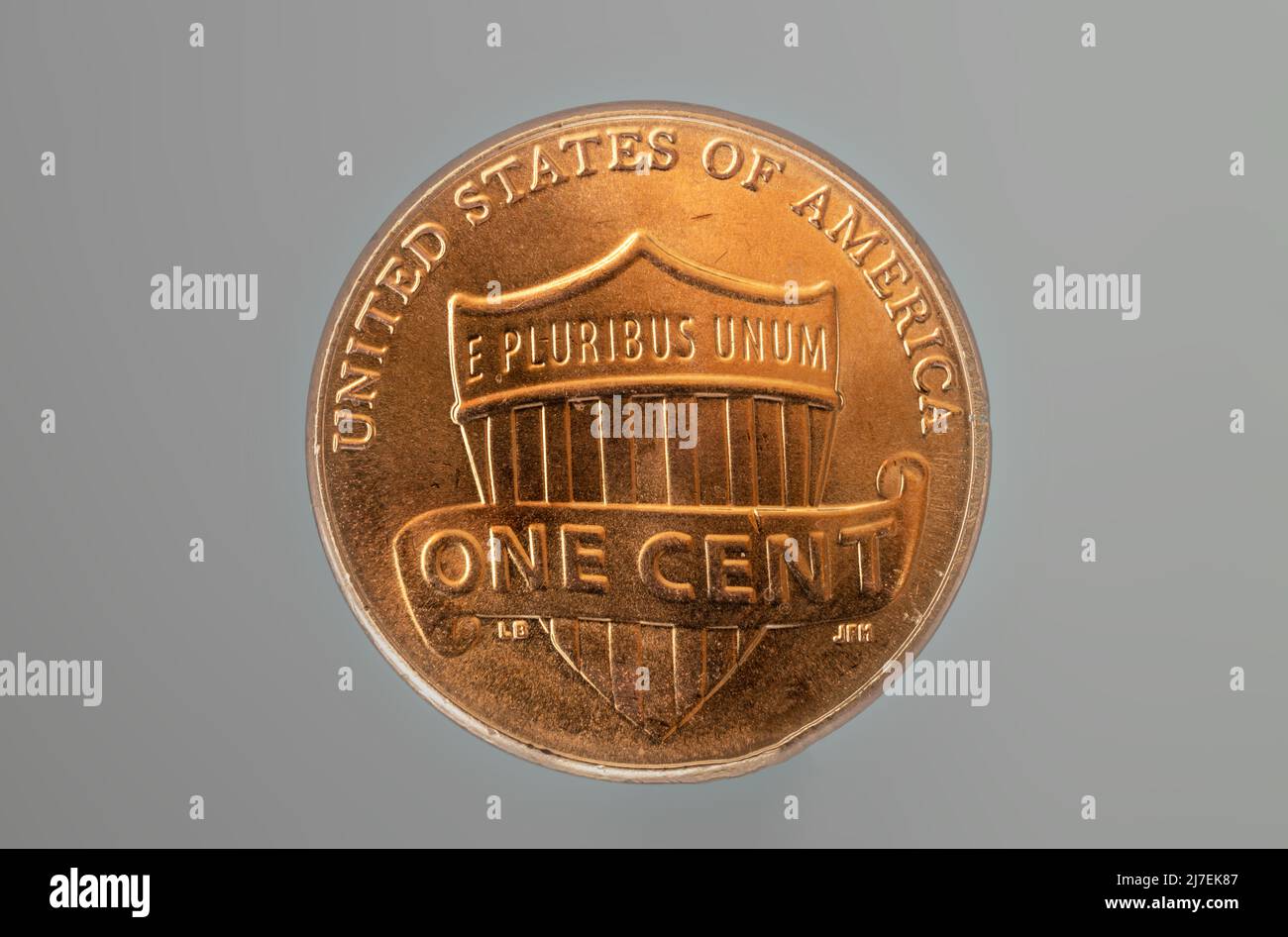 Una moneta americana a forma di centesimo isolata su sfondo grigio Foto Stock