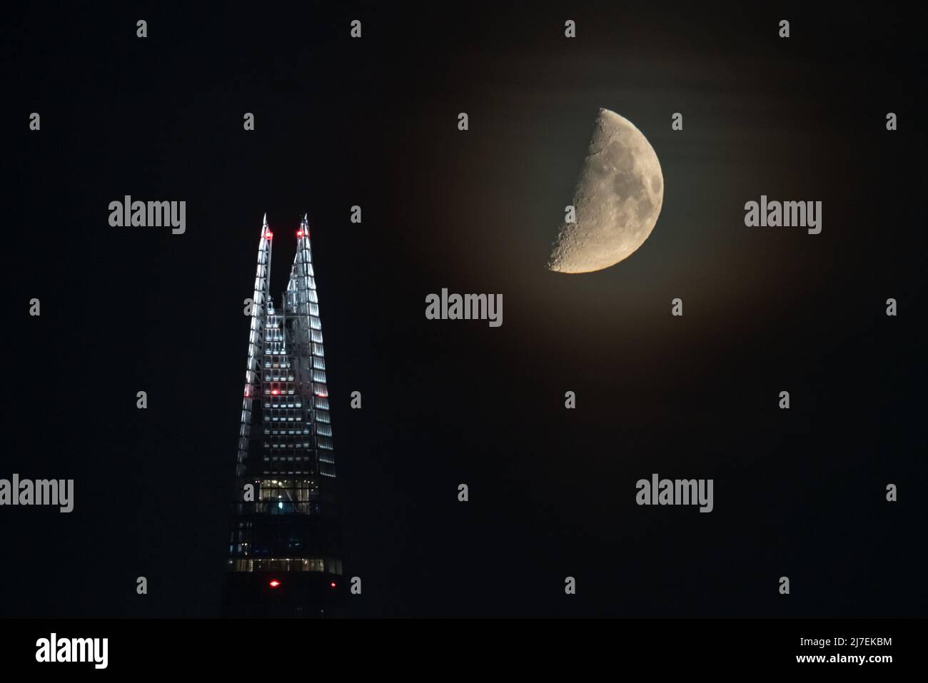 Londra, Regno Unito. 9th maggio 2022. UK Meteo: Il fossato sopra il grattacielo di Shard. Una luna del 51,7% del primo trimestre continua a tramandare sulla città nelle prime ore di lunedì, muovendosi in direzione nord-ovest. Credit: Guy Corbishley/Alamy Live News Foto Stock