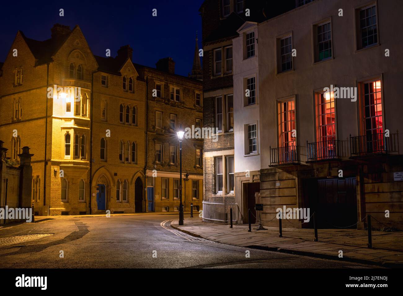 Oriel Square di notte. Oxford, Oxfordshire, Inghilterra Foto Stock