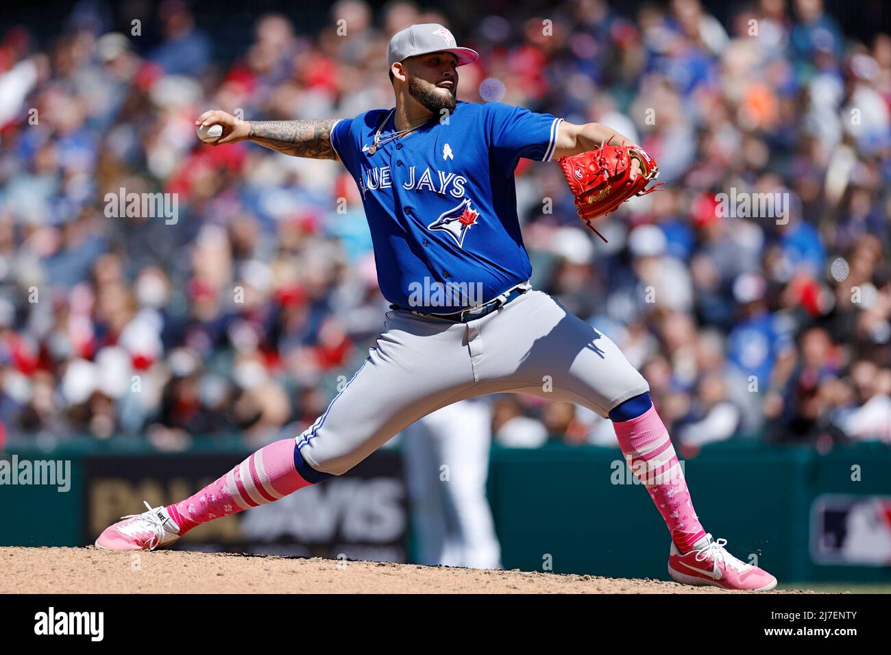 CLEVELAND, OH - 8 MAGGIO: Il lanciatore titolare dei Toronto Blue Jays Alek Manoah (6) lanci durante una partita contro i Cleveland Guardians al Progressive Field l'8 maggio 2022 a Cleveland, Ohio. (Joe Robbins/immagine dello sport) Foto Stock