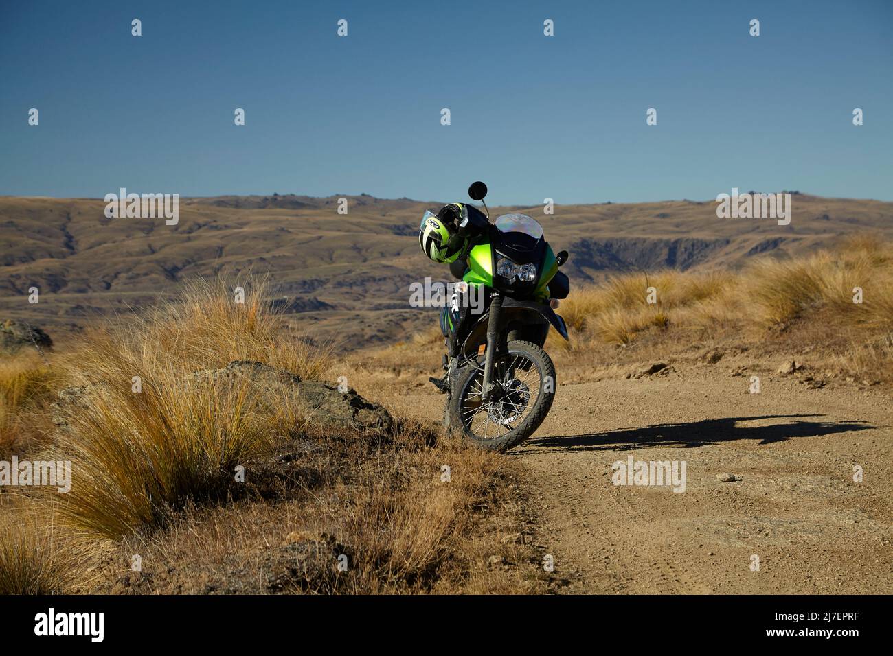 Avventura in bicicletta sul percorso Old Dunstan Trail, Rough Ridge, Maniototo, Central Otago, South Island, Nuova Zelanda Foto Stock