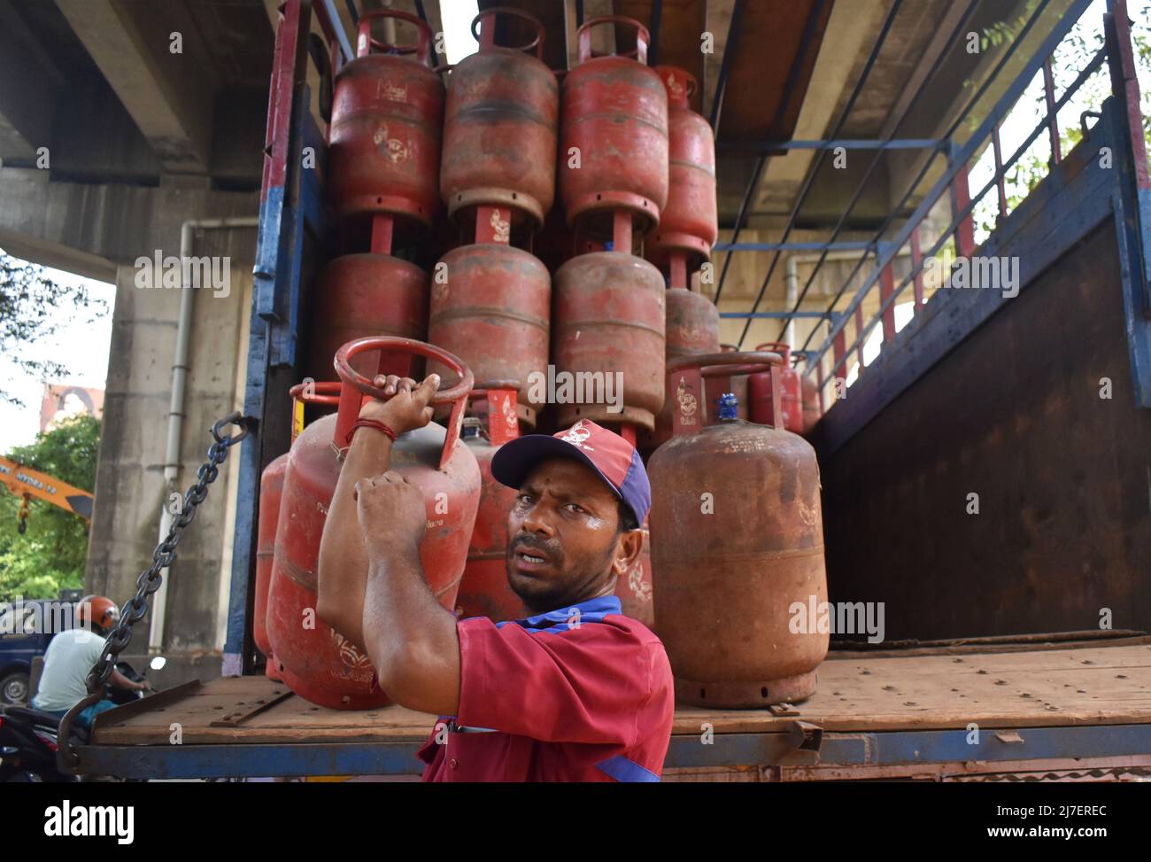 Kolkata, India. 08th maggio 2022. Una persona che trasporta una bombola di gas sulla sua spalla per la consegna durante l'alto prezzo del gas a Kolkata. (Foto di Sudipta Das/Pacific Press) Credit: Pacific Press Media Production Corp./Alamy Live News Foto Stock