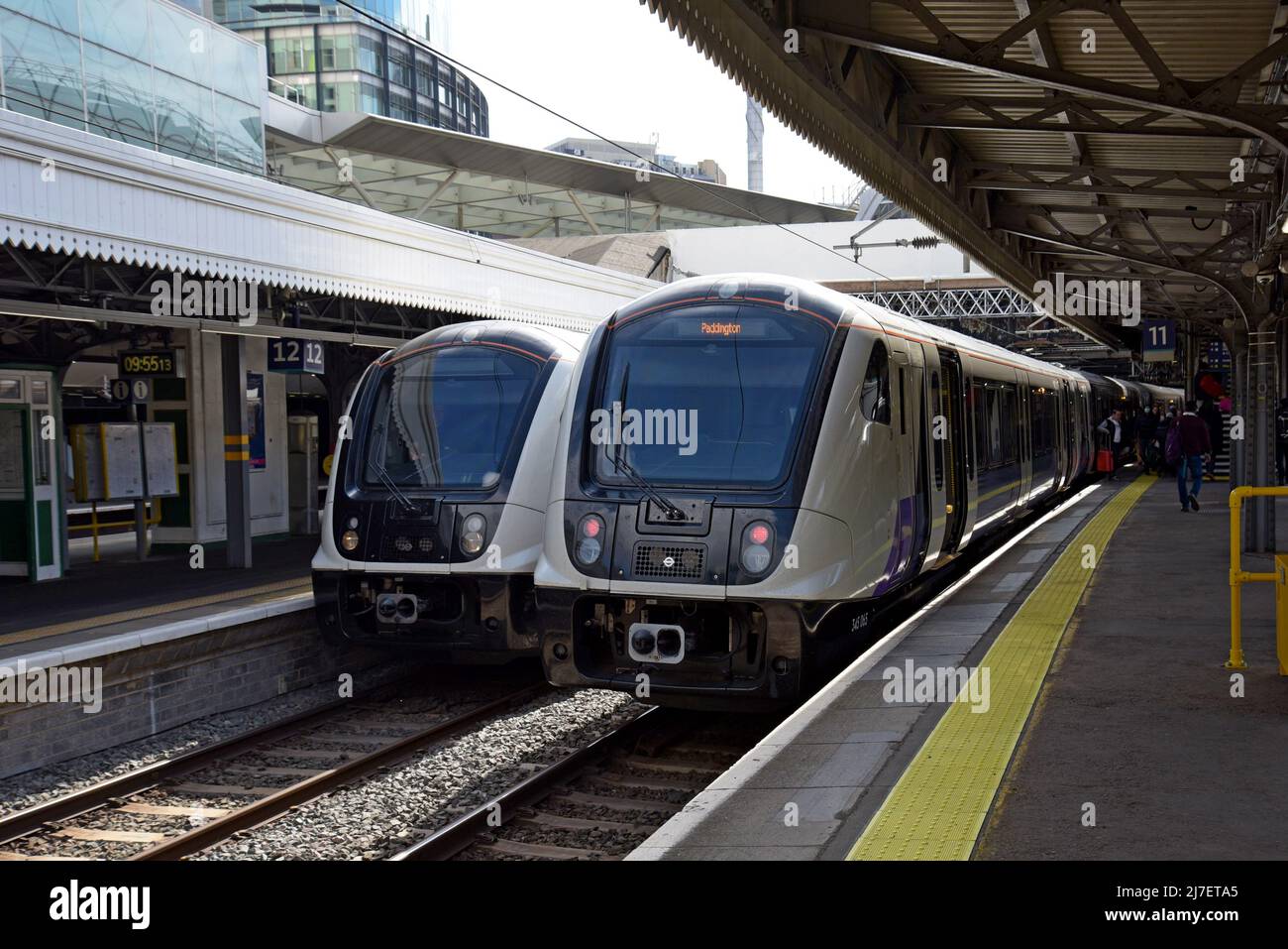 TFL Rail Class 345 Aventra treni alla stazione di Paddington, che gestisce la tratta occidentale del nuovo servizio ferroviario Crossrail Elizabeth Line. 5th maggio 2022 Foto Stock