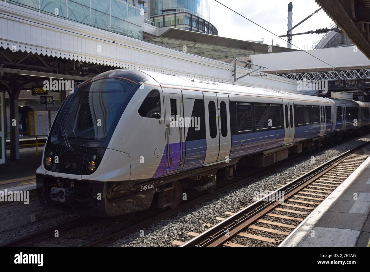 TFL Rail Class 345 Aventra treni alla stazione di Paddington, che gestisce la tratta occidentale del nuovo servizio ferroviario Crossrail Elizabeth Line. 5th maggio 2022 Foto Stock