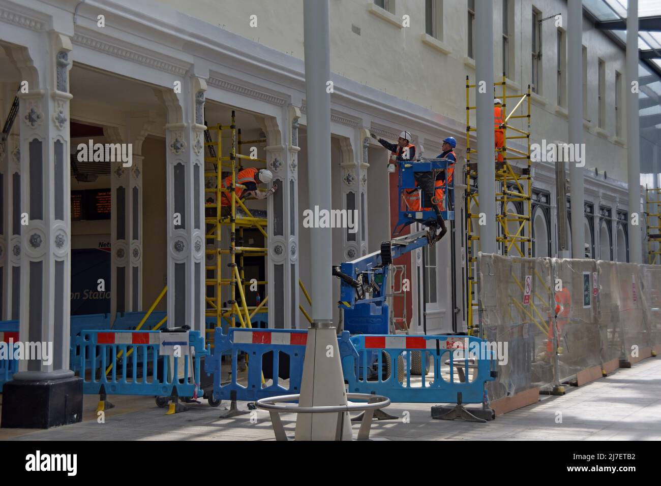 Pittori e decoratori che lavorano alla stazione di Paddington per il restauro dell'atrio per i servizi ferroviari Crossrail Elizabeth Line. 5th maggio 2022 Foto Stock