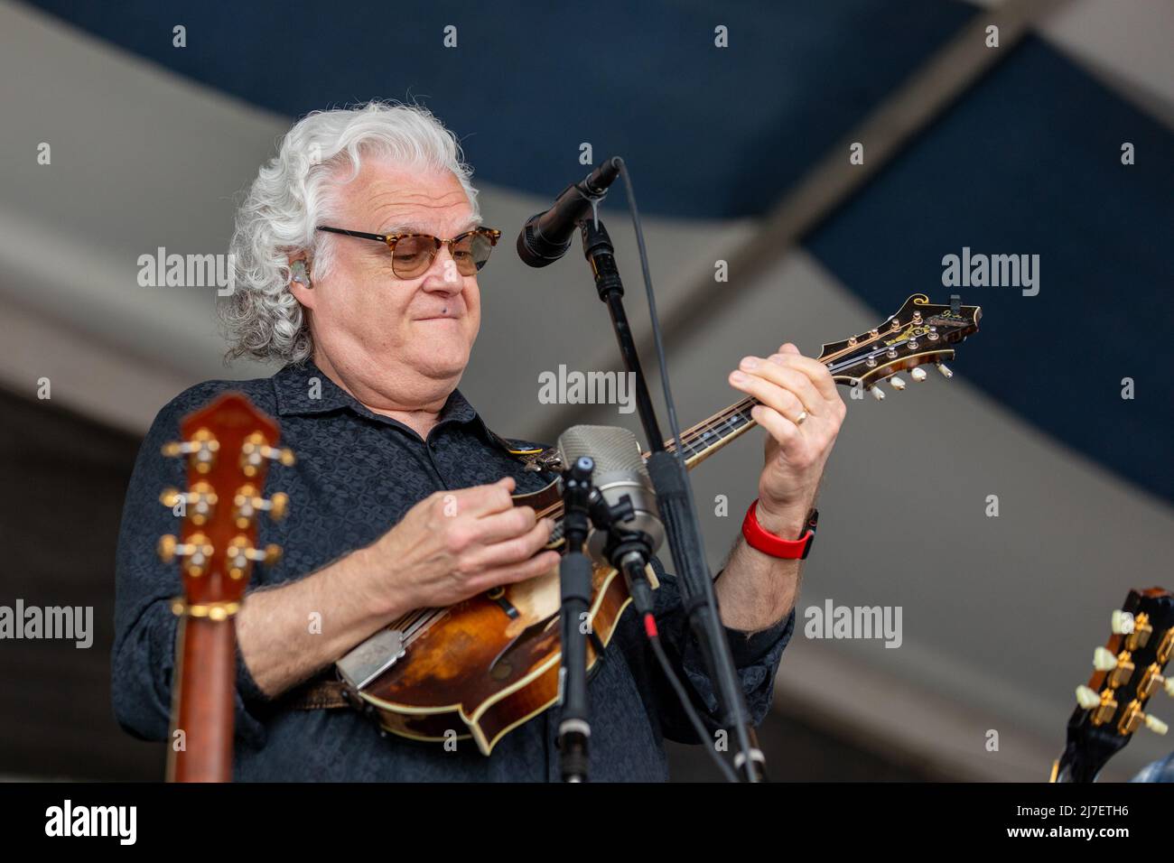 Ricky Skaggs durante il New Orleans Jazz & Heritage Festival il 8 maggio 2022, all'ippodromo Fair Grounds di New Orleans, Louisiana (foto di Daniel DeSlover/Sipa USA) Foto Stock