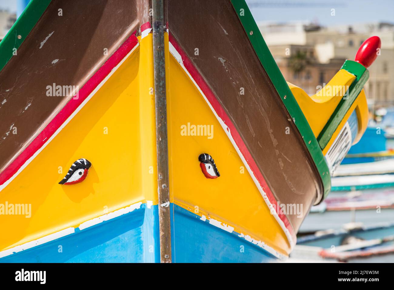 Primo piano di una graziosa barca Luzzu nella cittadina di pescatori di Marsaxlokk, Malta, nell'aprile 2022. Foto Stock