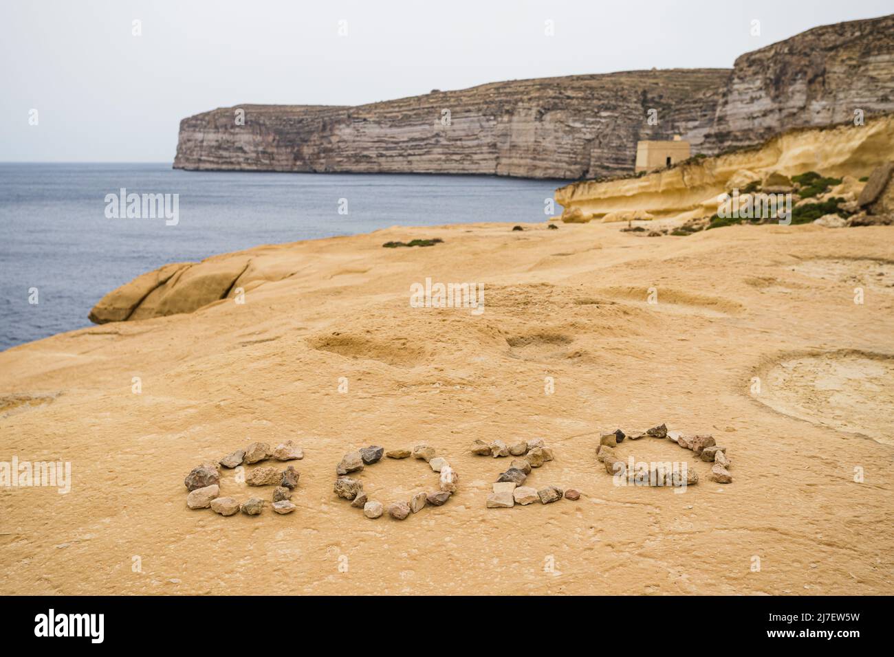 Gozo si compone di pietre viste sulla roccia di colore giallo a Xwejni a Malta nel maggio 2022. Foto Stock