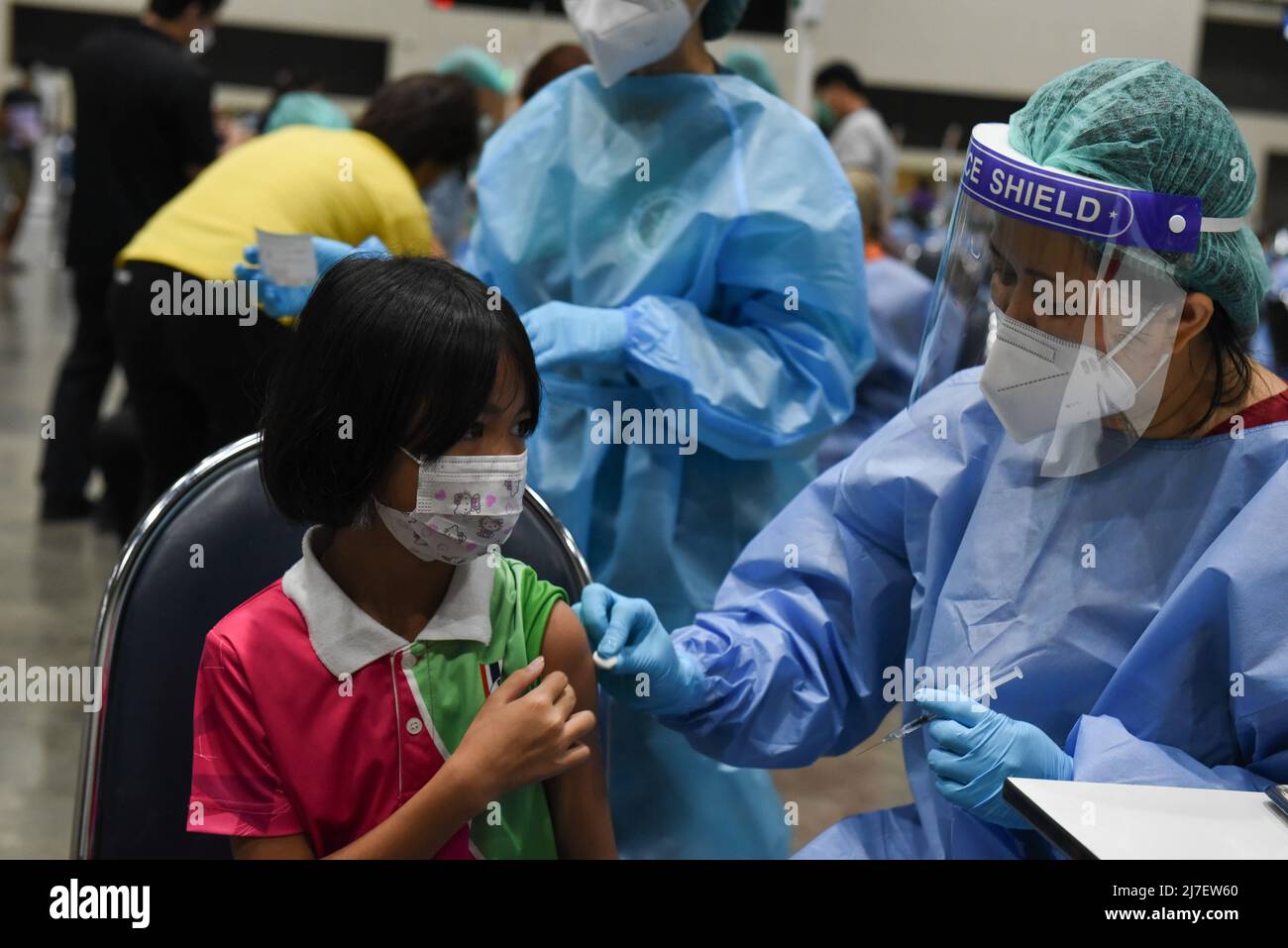 8 maggio 2022, Nonthaburi, Nonthaburi, Thailandia: Thailandia: Nonthaburi Provincial Public Health Office, aprire un punto di servizio per la vaccinazione di richiamo Pfizer (cappuccio arancione) ago 3 per i bambini piccoli di età compresa tra 5-11 anni e Pfizer Booster (cappuccio viola) ago di vaccinazione 3 per gli studenti di età compresa tra 12-17 e 8 maggio 2022. Presso il punto di vaccinazione all'interno della sala delle lmpact, Muang Thong Thani, Provincia di Nonthaburi. (Credit Image: © Teera Noisakran/Pacific Press via ZUMA Press Wire) Foto Stock