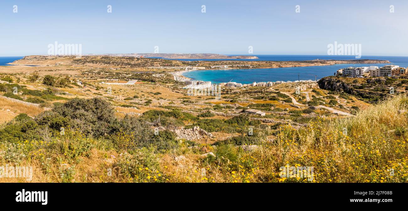 Un panorama multi immagine della Baia di Mellieha sul nord di Malta visto da un punto panoramico alto nell'aprile 2022. Foto Stock