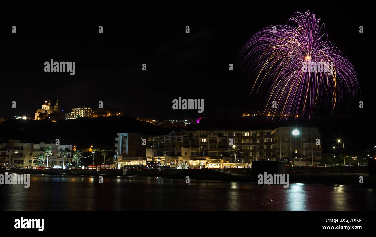 Fuochi d'artificio su Mellieha raffigurati nell'aprile 2022 durante il Festival Internazionale dei fuochi d'artificio di Malta. Foto Stock