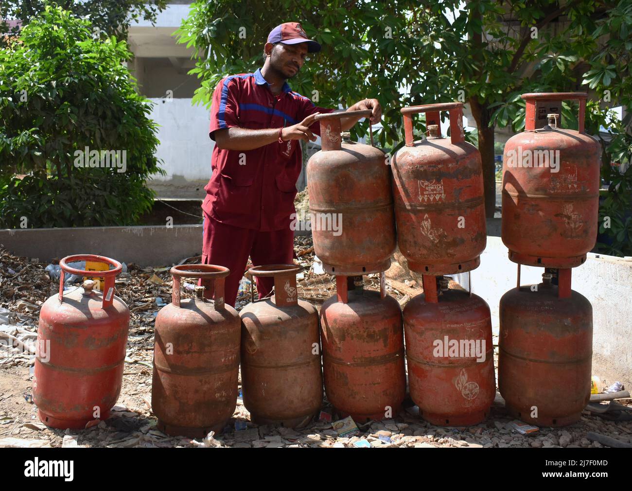 8 maggio 2022, Kolkata, Bengala Occidentale, India: Una persona che conta le bombole di gas prima di uscire per la consegna durante l'alto prezzo di gas a Kolkata. (Credit Image: © Sudipta Das/Pacific Press via ZUMA Press Wire) Foto Stock