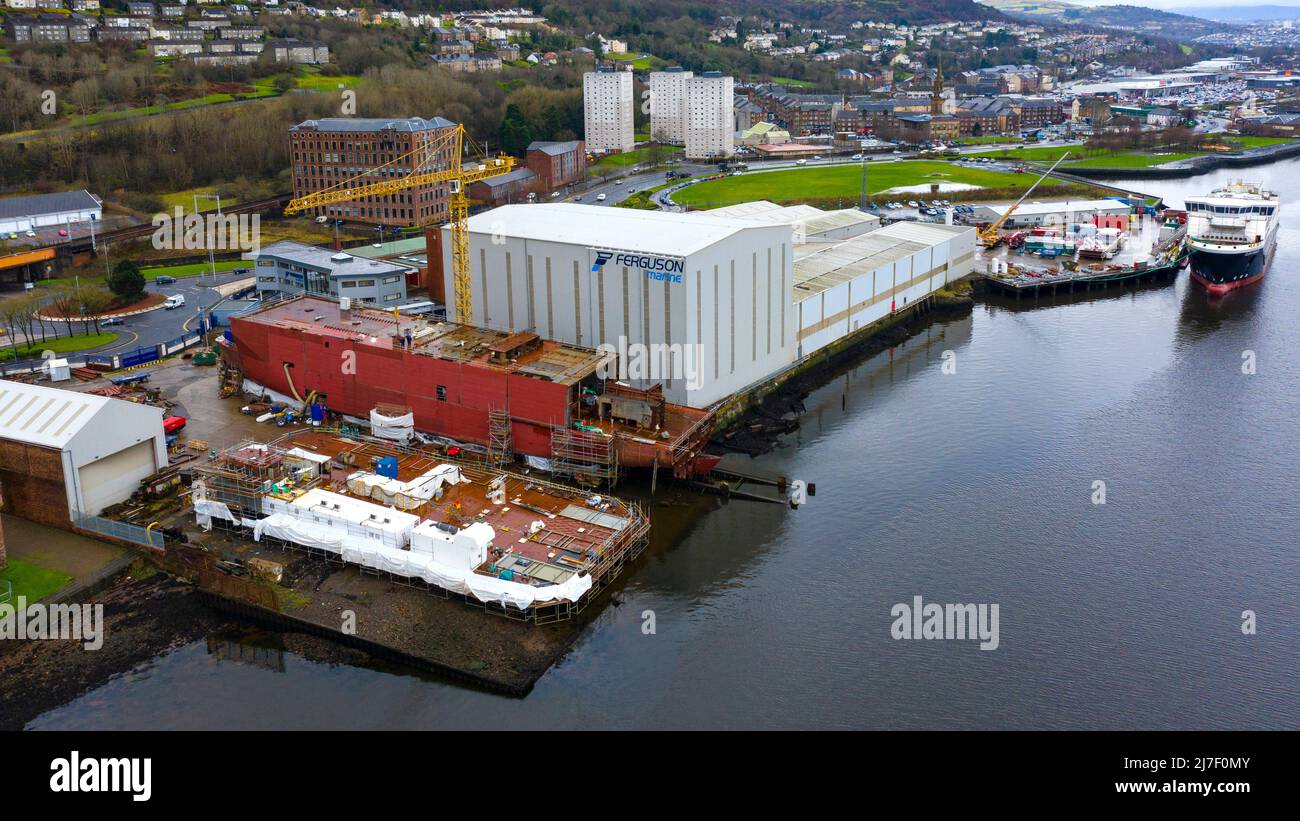 FOTO DEL FILE DEL 19 DICEMBRE 2019. Port Glasgow, Inverclyde, Scozia, Regno Unito. 19 dicembre 2019. Vista aerea della chiatta lunga 55m CMI Argymak in costruzione vicino a Hull 802 presso il cantiere navale Ferguson Marine di Port Glasgow nel 2019. La chiatta è stata completata altrove dopo numerosi problemi di qualità presso il cantiere Clyde. Iain Masterton/Alamy Live News Foto Stock