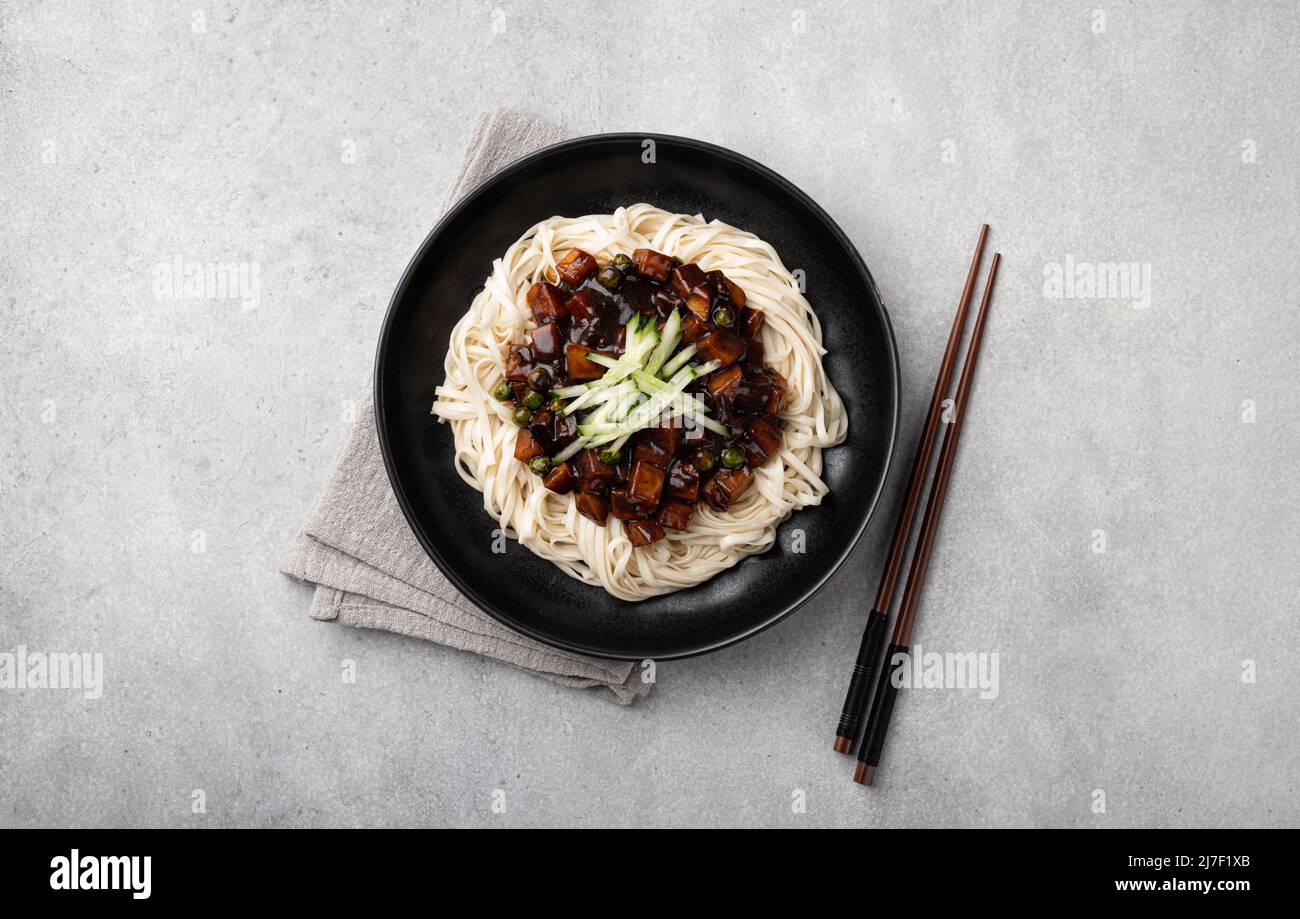 Jajangmyeon, spaghetti coreani in salsa di fagioli neri Foto Stock