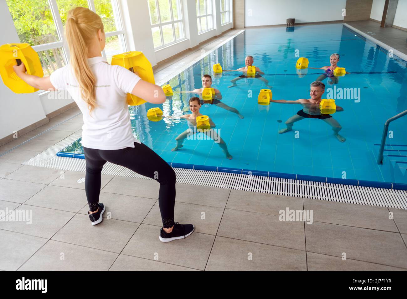 Insegnante o allenatore in corso di ginnastica in acqua Foto Stock
