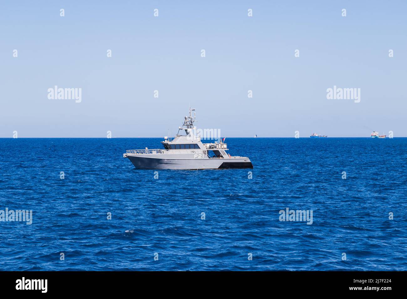 Le forze armate di Malta pattugliano il mare al largo della costa di Bugibba nell'aprile 2022. Foto Stock