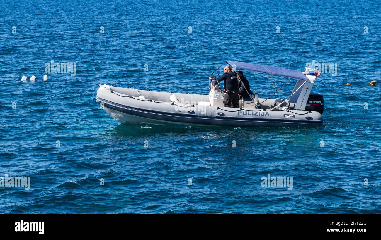 La polizia ha raffigurato su una nave della polizia a Bugibba, sulla costa nord-orientale di Malta, nell'aprile 2022, vicino alla riva. Foto Stock