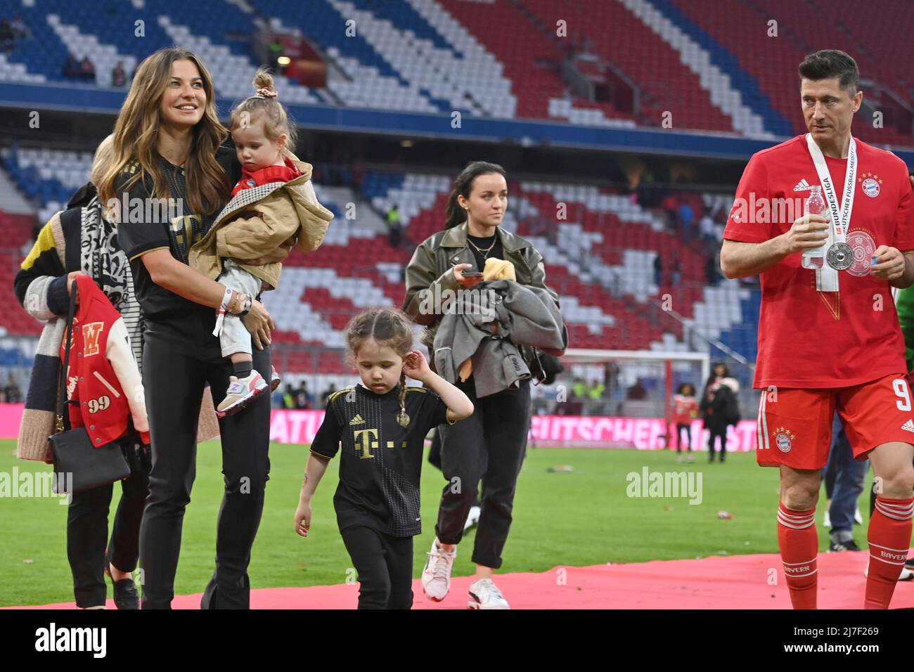 Robert LEWANDOWSKI (FC Bayern Monaco di Baviera) con sua moglie Anna e le figlie Klara e Laura dopo la cerimonia di premiazione, calcio 1st Bundesliga stagione 2021/2022, giorno di incontro 33, matchday33. FC Bayern Monaco-VFB Stoccarda 2-2 il 8th maggio 2022, ALLIANZARENA Monaco. Foto Stock