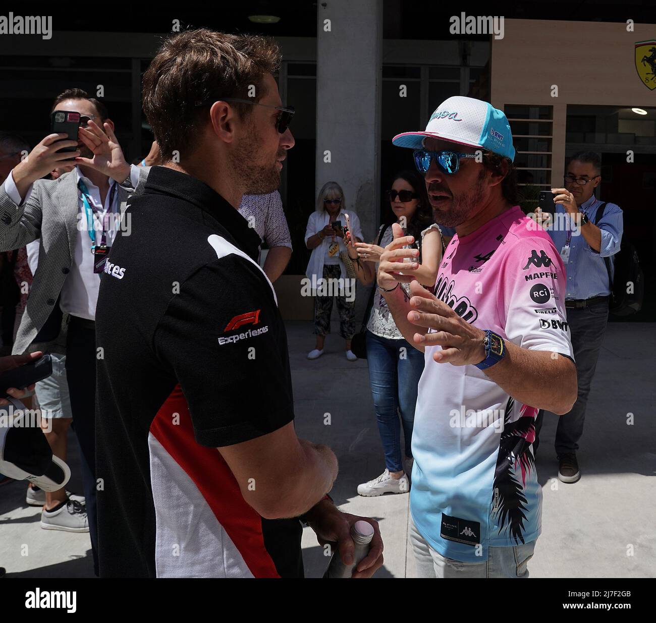 Miami, Stati Uniti. 08th maggio 2022. 08.05.2022, Miami International Autodrome, Miami, FORMULA 1 CRYPTO.COM MIAMI GRAND PRIX, im Bild Romain Grosjean mit Fernando Alonso (ESP), Alpine F1 Team Credit: Independent Photo Agency/Alamy Live News Foto Stock