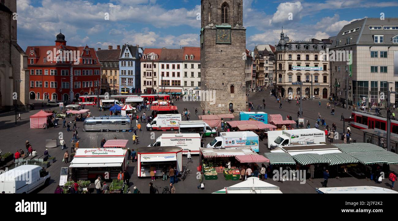 Halle S Marktplatz 75592 Blick nach Norden mit Wochenmarkt und Untergeschossen des 1418-1506 erbauten Roten Turmes Foto Stock