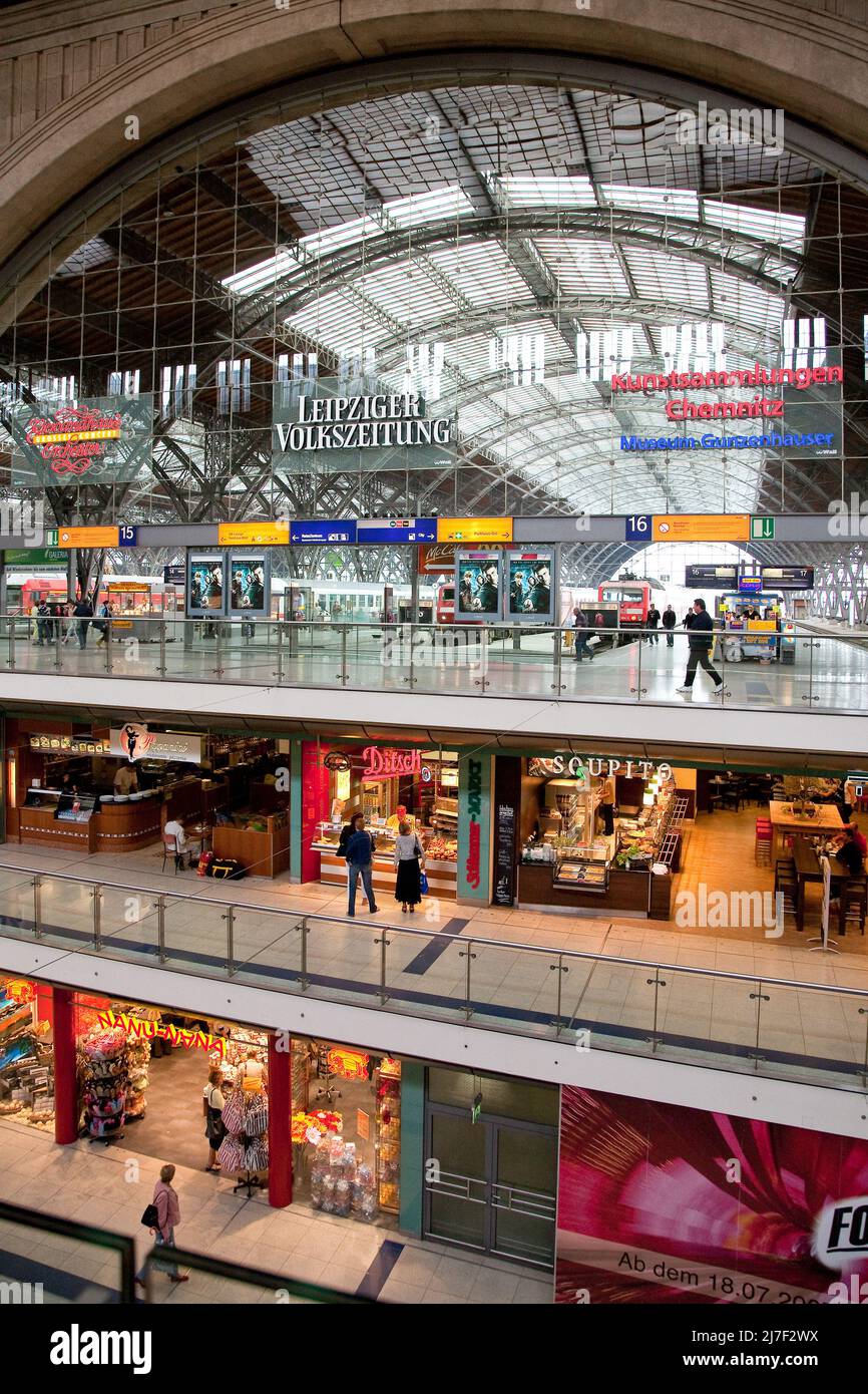 Leipzig Hauptbahnhof Blick von Süden in die Bahnsteighalle und auf die beiden Shopping-Ebenen 11.7.2007 Hochformat 0573 Foto Stock