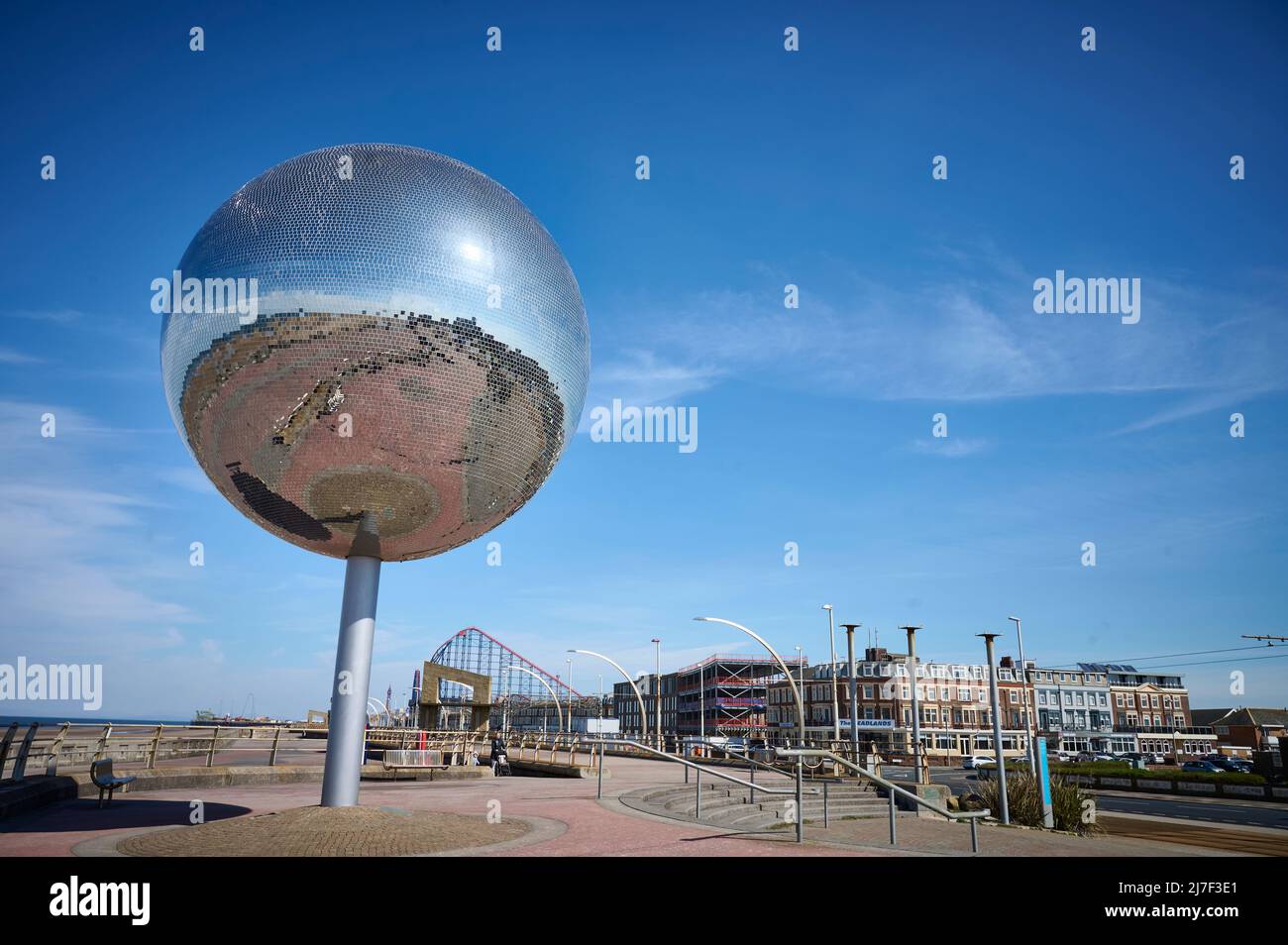 South Promenade ArtWork Trail. Il gigantesco specchio palla sulla Blackpool Promenade Foto Stock